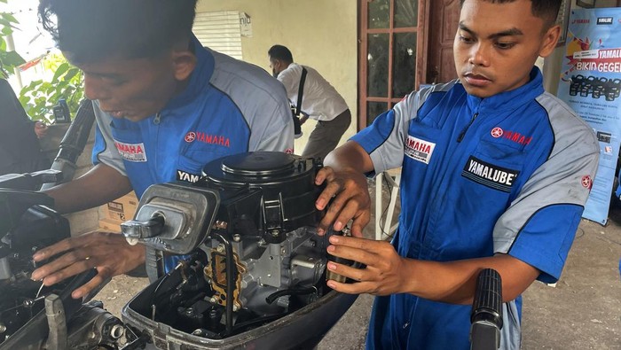 Pelatihan Perbaikan dan Servis Mesin Kapal untuk Nelayan Guna meningkatkan kapasitas para nelayan kecil yang ada di Karangasem, Bali untuk hal perbengkelan mesin tempel, Distributor Yamaha Marine Indonesia memberikan pelatihan dan perawatannya.