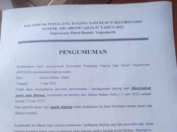 Pemberitahuan berhentinya sementara penyembelihan sapi oleh Paguyuban Pedagang Daging Sapi (PPDS) Kalurahan Segoroyoso, Kapanewon Pleret, Kabupaten Bantul. Foto diunggah pada Selasa (31/5/2022).
