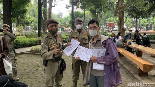 Pemuda asal Bandung membuka lapak perpustakaan mini di Taman Lansia.