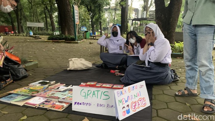 Pemuda asal Bandung membuka lapak perpustakaan mini di Taman Lansia.