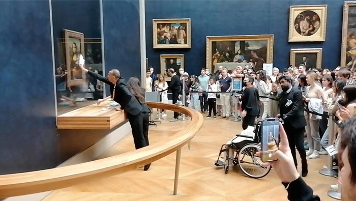 Penampakan Lukisan Mona Lisa yang Viral Gegara Dilempari Kue Media sosial digegerkan oleh aksi seorang pria yang melempari lukisan Mona Lisa dengan kue ulang tahun. Ini penampakan lukisan legendaris itu usai dilempari kue