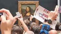 Seperti diketahui, media sosial digegerkan dengan aksi seorang pria yang melempari lukisan Mona Lisa dengan kue ulang tahun. Pria yang memakai wig dan menyamar sebagai lansia. Awalnya, dia duduk di kursi roda namun tiba-tiba berdiri lalu melempari lukisan dengan potongan kue. Untungnya lukisan Mona Lisa dilapisi oleh kaca bingkai pengaman yang tebal sehingga tidak merusak bagian depan. Twitter/@klevisl007/via REUTERS.