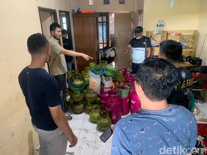 Penggerebekan praktik LPG oplosan di Gresik
