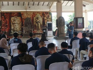 170 Pemuda Jelajah Jalur Rempah Nusantara dengan KRI Dewaruci