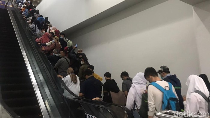 Penumpang KRL di Manggarai Arah Bogor Mebeludak