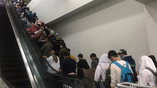 Penumpang KRL di Manggarai Arah Bogor Mebeludak