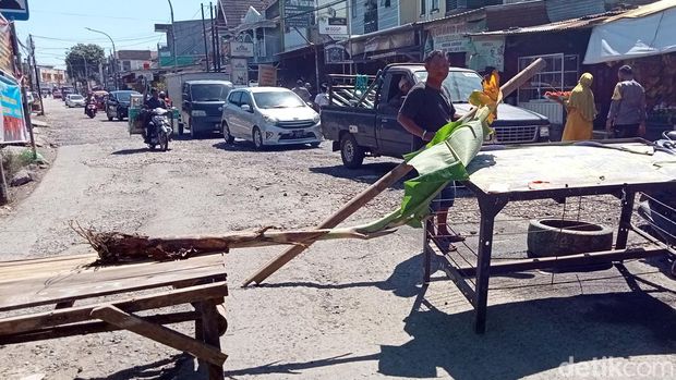Penutupan Jalan Antang Raya Makassar.