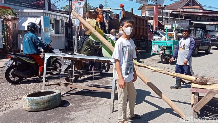 Penutupan Jalan Antang Raya Makassar.