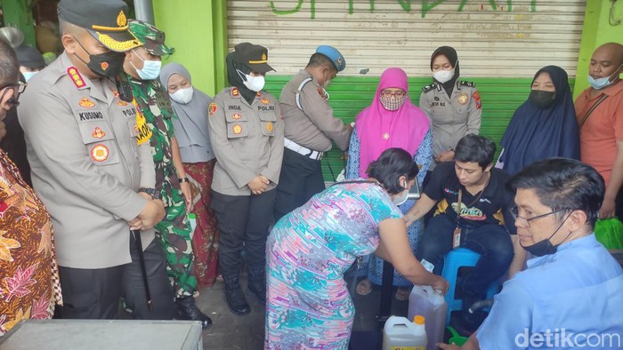Penyelenggaraan operasi pasar minyak goreng curah di Pasar Betro, Sidoarjo