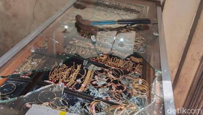 perampokan toko emas di mojokerto
