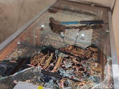 perampokan toko emas di mojokerto