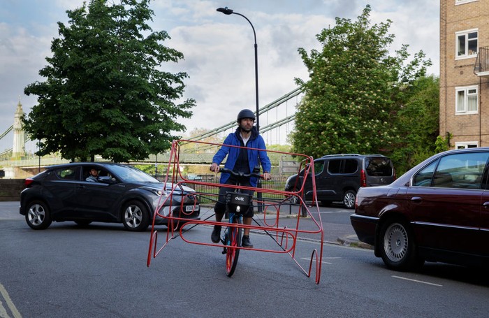 Pesepeda LONDON, ENGLAND - MAY 11: In this image released on May 31st, leading micro-mobility company Dott demonstrates how cities can be transformed if more drivers switched to cycling on May 11, 2022 in London, England. Reducing London's cars by under 1% could save the space of over 88km of roads. (Photo by John Phillips/Getty Images for Dott E-Bikes )