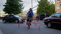 Aksi tersebut untuk menunjukan bagaimana mobil menghabiskan ruang di jalan umum.