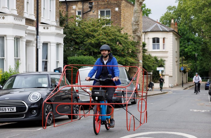 Pesepeda LONDON, ENGLAND - MAY 11: In this image released on May 31st, leading micro-mobility company Dott demonstrates how cities can be transformed if more drivers switched to cycling on May 11, 2022 in London, England. Reducing London's cars by under 1% could save the space of over 88km of roads. (Photo by John Phillips/Getty Images for Dott E-Bikes )
