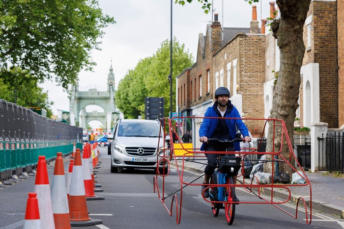 Pesepeda LONDON, ENGLAND - MAY 11: In this image released on May 31st, leading micro-mobility company Dott demonstrates how cities can be transformed if more drivers switched to cycling on May 11, 2022 in London, England. Reducing London's cars by under 1% could save the space of over 88km of roads. (Photo by John Phillips/Getty Images for Dott E-Bikes )