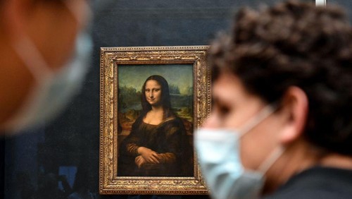 PARIS, FRANCE - MAY 19: Visitors observe the painting La Joconde The Mona Lisa by Italian artist Leonardo Da Vinci on display in a gallery at Louvre on May 19, 2021 in Paris, France. The country is taking steps to ease the lockdown measures that President Emmanuel Macron announced on April 29, allowing all the museums and non-essential shops and cultural venues to open and rolling back the curfew to 9pm. The cafe and restaurant terraces can also open to 50% capacity. France is reporting a seven-day average of around 14,000 new Covid-19 cases. (Photo by Marc Piasecki/Getty Images)