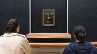 Lukisan ini berada di sebuah ruangan dalam Museum Louvre Paris, Prancis. Selama pandemi, lukisan Mona Lisa beberapa kali ditutup aksesnya dan mengalami perbaikan.  Foto: Getty Images/Marc Piasecki