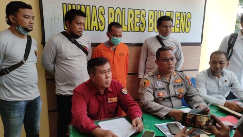 Polisi menunjukkan Gusti Ketut Karuna, perampok uang Rp26 juta, di Buleleng, Bali, Senin (31/5).