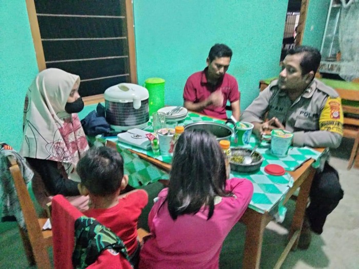 Polisi sedang meminta keterangan gadis yang ditelantarkan kenalannya di FB di rumah Dukuh Nglawang, Jangkaran, Temon, Kulon Progo, Senin (30/5/2022) malam.