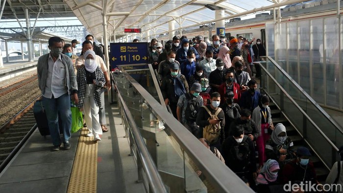 Stasiun Manggarai terpantau padat pagi ini. Kepadatan itu diketahui terjadi akibat PT KAI Commuter mengubah rute dan pola operasi KRL Commuter Line Jabodetabek.