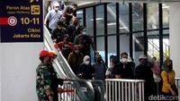 Guna mengantisipasi kepadatan, pihak KAI Commuter Line melakukan pengoperasian KRL Feeder relasi Manggarai-Angke/Kampung Bandan PP di jalur 7 pada jam-jam sibuk dan feeder KRL tujuan Bekasi/Cikarang dari Tanah Abang di jalur 9. Pihak KAI Commuter Line juga menambahkan petugas untuk mendampingi dan mengarahkan pengguna KRL, perbaikan pola operasi dan stabling KRL, serta pengoptimalan rangkaian KRL.