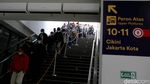 Potret Kepadatan Penumpang KRL di Stasiun Manggarai Pagi Ini