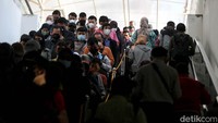 Nah bagi penumpang yang mau ke arah Jakarta Kota dari Bekasi ataupun Cikarang bisa melakukan transit di Stasiun Manggarai. Kemudian berganti kereta menuju jalur Bogor-Jakarta Kota. Dengan adanya penyesuaian rute ini, jalur 1 dan jalur 2 Stasiun Manggarai hanya akan melayani Kereta Api Jarak Jauh, dan Jalur 3 akan dinonaktifkan. Sementara, untuk KRL lintas Bekasi/Cikarang akan dilayani di Jalur 6 dan Jalur 7. Sementara lintas Bogor akan dilayani di Jalur 10, Jalur 11, Jalur 12, dan Jalur 13
