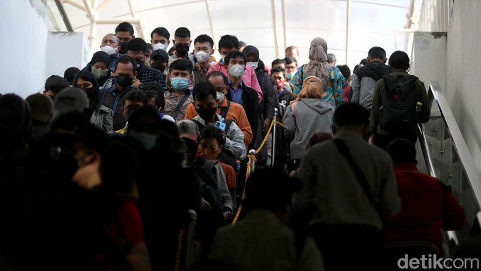 Stasiun Manggarai terpantau padat pagi ini. Kepadatan itu diketahui terjadi akibat PT KAI Commuter mengubah rute dan pola operasi KRL Commuter Line Jabodetabek.
