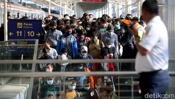 Potret Kepadatan Penumpang KRL di Stasiun Manggarai Pagi Ini Stasiun Manggarai terpantau padat pagi ini. Kepadatan itu diketahui terjadi akibat PT KAI Commuter mengubah rute dan pola operasi KRL Commuter Line Jabodetabek.