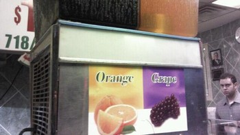 Salah tuang airnya atau salah tempel stiker nih? Dok. Brightside