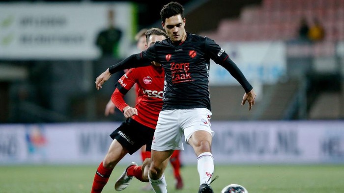 UTRECHT, NETHERLANDS - AUGUST 27: (L-R) Joey van den Berg of NEC Nijmegen, Shayne Pattynama of FC Utrecht U23 during the Dutch Keuken Kampioen Divisie match between Utrecht U23 v NEC Nijmegen at the Stadium Galgenwaard on August 27, 2018 in Utrecht Netherlands (Photo by Cees van Hoogdalem/Soccrates/Getty Images)