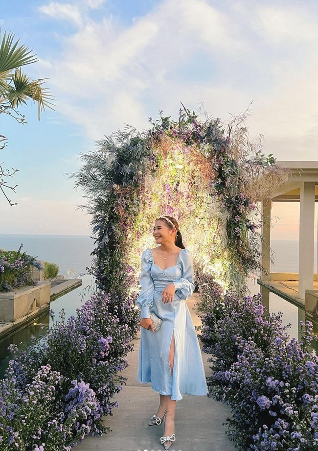 Pada caption foto Instagram, bintang film ‘Danur’ ini mengungkap bahwa gaunnya terinspirasi dari gaun Cinderella. Foto: Instagram/@prillylatuconsina96