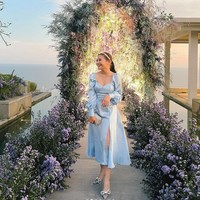 Pada caption foto Instagram, bintang film ‘Danur’ ini mengungkap bahwa gaunnya terinspirasi dari gaun Cinderella. Foto: Instagram/@prillylatuconsina96