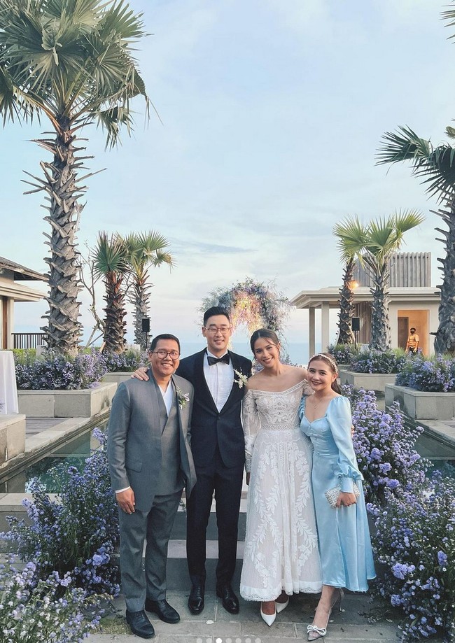 Gaun dengan potongan leher model heart-shaped itu tampak klasik dengan aksen lengan puffy dan belahan paha tinggi. Foto: Instagram/@prillylatuconsina96