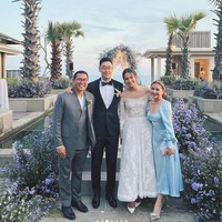 Gaun dengan potongan leher model heart-shaped itu tampak klasik dengan aksen lengan puffy dan belahan paha tinggi. Foto: Instagram/@prillylatuconsina96