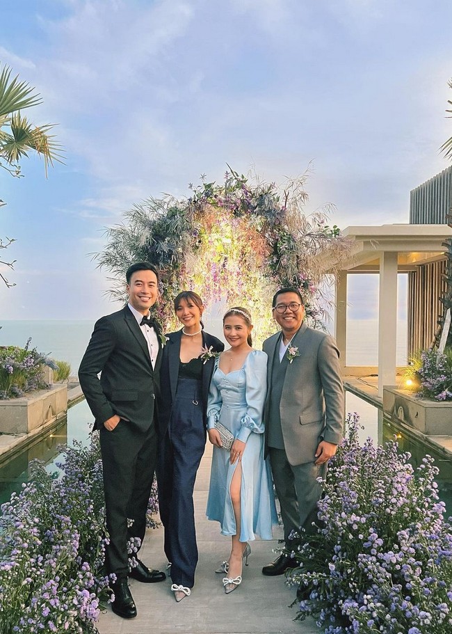 Untuk melengkapi aura Cinderella, aktris sekaligus pengusaha ini memadukannya dengan pointy shoes warna putih transparan, yang seolah tampak seperti sepatu kaca. “Selalu cute,” komentar salah satu netizen. Foto: Instagram/@prillylatuconsina96