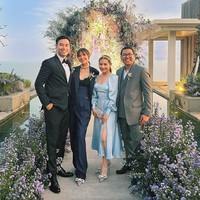 Untuk melengkapi aura Cinderella, aktris sekaligus pengusaha ini memadukannya dengan pointy shoes warna putih transparan, yang seolah tampak seperti sepatu kaca. “Selalu cute,” komentar salah satu netizen. Foto: Instagram/@prillylatuconsina96