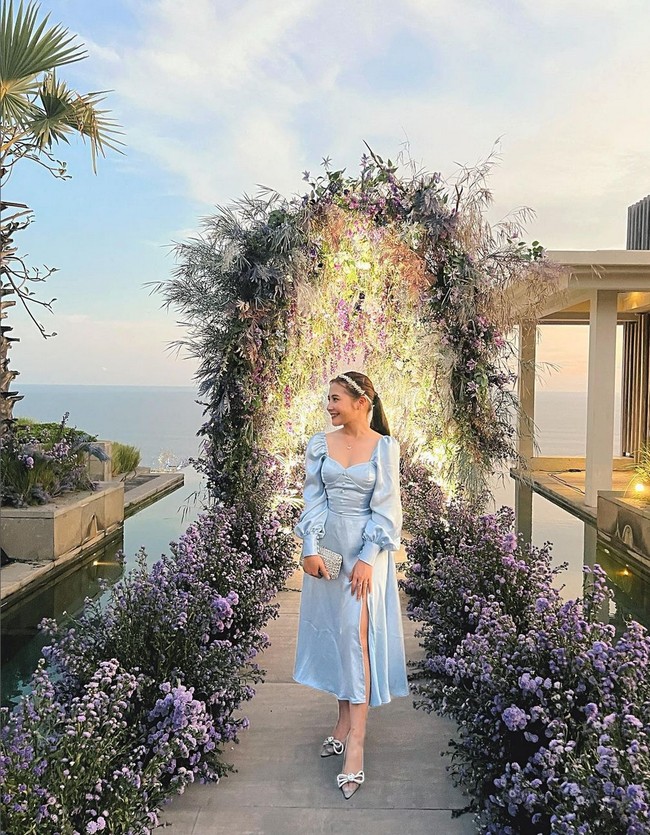 Prilly Latuconsina memilih midi dress berwarna biru muda untuk hadir di resepsi pernikahan Maudy Ayunda dan Jesse Choi yang digelar di Uluwatu, Bali. Foto: Instagram/@prillylatuconsina96