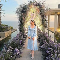 Prilly Latuconsina memilih midi dress berwarna biru muda untuk hadir di resepsi pernikahan Maudy Ayunda dan Jesse Choi yang digelar di Uluwatu, Bali. Foto: Instagram/@prillylatuconsina96