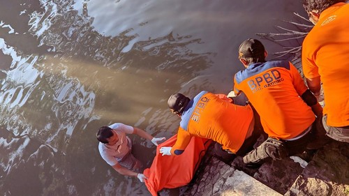Proses evakuasi mayat wanita tanpa identitas dan tanpa celana di Sungai Ayung, Badung, Bali, Senin (30/5).