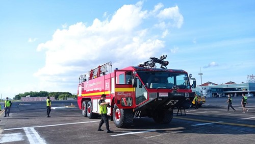 Proses evakuasi pesawat Wings Air IW 1963 yang roda belakangnya terperosok ke dalam saluran drainase di Bandara I Gusti Ngurah Rai, Selasa (31/5/2022) sore.
