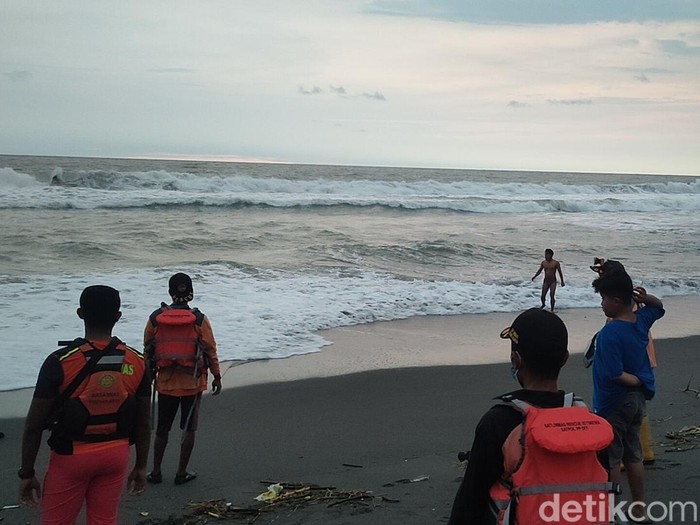 Proses pencarian remaja yang hilang tenggelam di Pantai Congot, Temon, Kulon Progo, DIY, Selasa (31/5/2022)