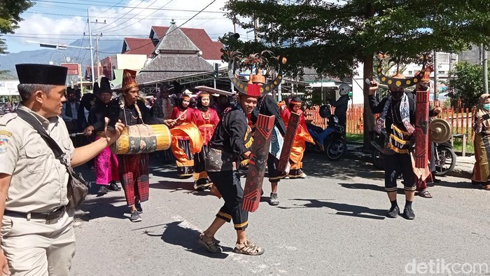 Proses perdamaian wanita peneliti Iriani dengan Suku Rongkong yang ditandai sanksi adat penyerahan kerbau untuk dipotong (detikSulsel/Arzad)