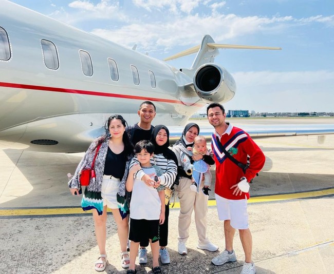 Agar tak repot, Raffi dan Nagita juga mengajak serta kedua pengasuh anaknya. Berbeda dengan pengasuh Rafathar, Lala, yang sudah sering tampil menemani keluarga Raffi, sosok pengasuh Rayyanza yang baru terlihat berhasil mencuri atensi netizen. Foto: Instagram