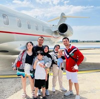 Agar tak repot, Raffi dan Nagita juga mengajak serta kedua pengasuh anaknya. Berbeda dengan pengasuh Rafathar, Lala, yang sudah sering tampil menemani keluarga Raffi, sosok pengasuh Rayyanza yang baru terlihat berhasil mencuri atensi netizen. Foto: Instagram