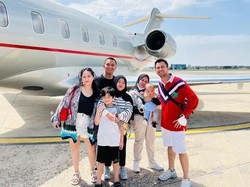 8 Foto Raffi-Nagita Liburan ke Eropa, Gaya Rini Pengasuh Rayyanza Disorot