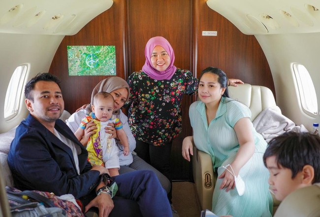 Lala dan pengasuh Rayyanza, Rini terlihat ikut bersama-sama dengan Raffi dan Nagita menaiki jet pribadi. Tak sedikit netizen yang berhasil dibuat iri melihat perlakuan yang didapatkan oleh Lala dan Rini selama menjadi pengasuh anak dari Raffi-Nagita. Foto: Instagram