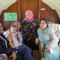 Lala dan pengasuh Rayyanza, Rini terlihat ikut bersama-sama dengan Raffi dan Nagita menaiki jet pribadi. Tak sedikit netizen yang berhasil dibuat iri melihat perlakuan yang didapatkan oleh Lala dan Rini selama menjadi pengasuh anak dari Raffi-Nagita. Foto: Instagram