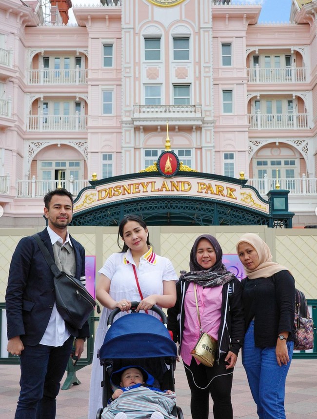 Raffi Ahmad, Nagita Slavina, dan kedua pengasuh anaknya itu juga tampak mengunjungi Disneyland di Paris. Untuk mengabadikan momen, mereka pun terlihat berfoto bersama. Penampilan Rini pun terlihat simpel dan sederhana. Foto: Instagram