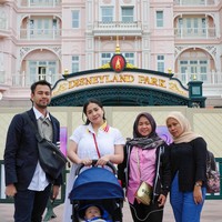 Raffi Ahmad, Nagita Slavina, dan kedua pengasuh anaknya itu juga tampak mengunjungi Disneyland di Paris. Untuk mengabadikan momen, mereka pun terlihat berfoto bersama. Penampilan Rini pun terlihat simpel dan sederhana. Foto: Instagram
